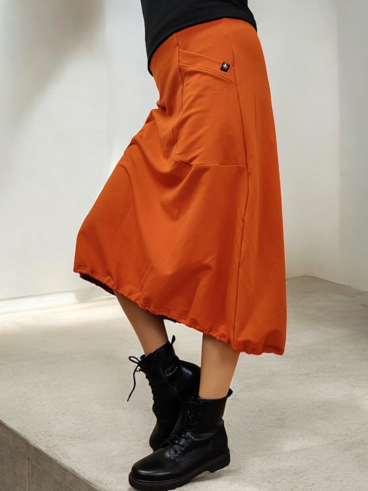 balonová oranžová midi sukně jak nosit